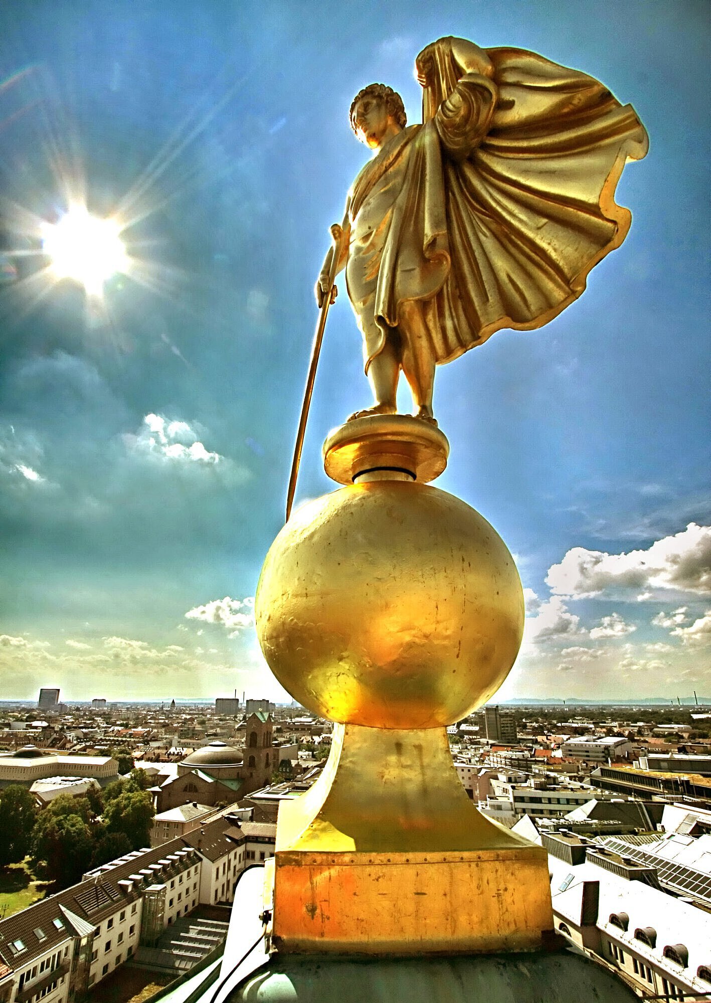 Figur auf dem Rathausturm