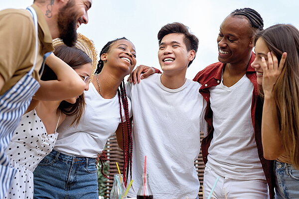 Das Symbolbild für Stadtteilhäuser zeigt fröhliche Menschen