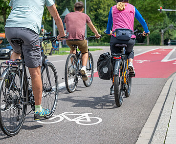 Radverkehr auf einem Radweg.