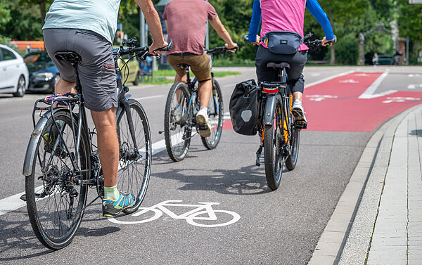 Radverkehr auf einem Radweg.