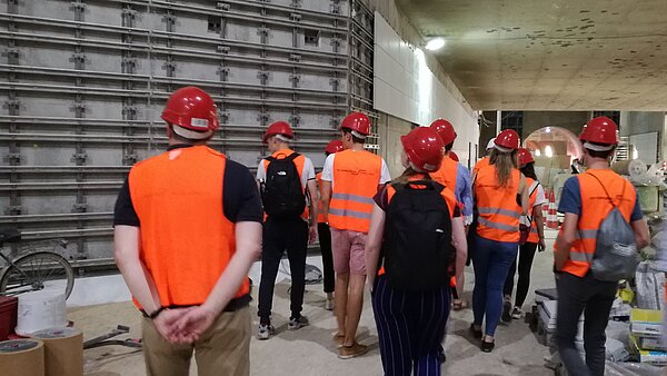 Eine Gruppe besichtigt die Baustelle des Stadtbahntunnels.