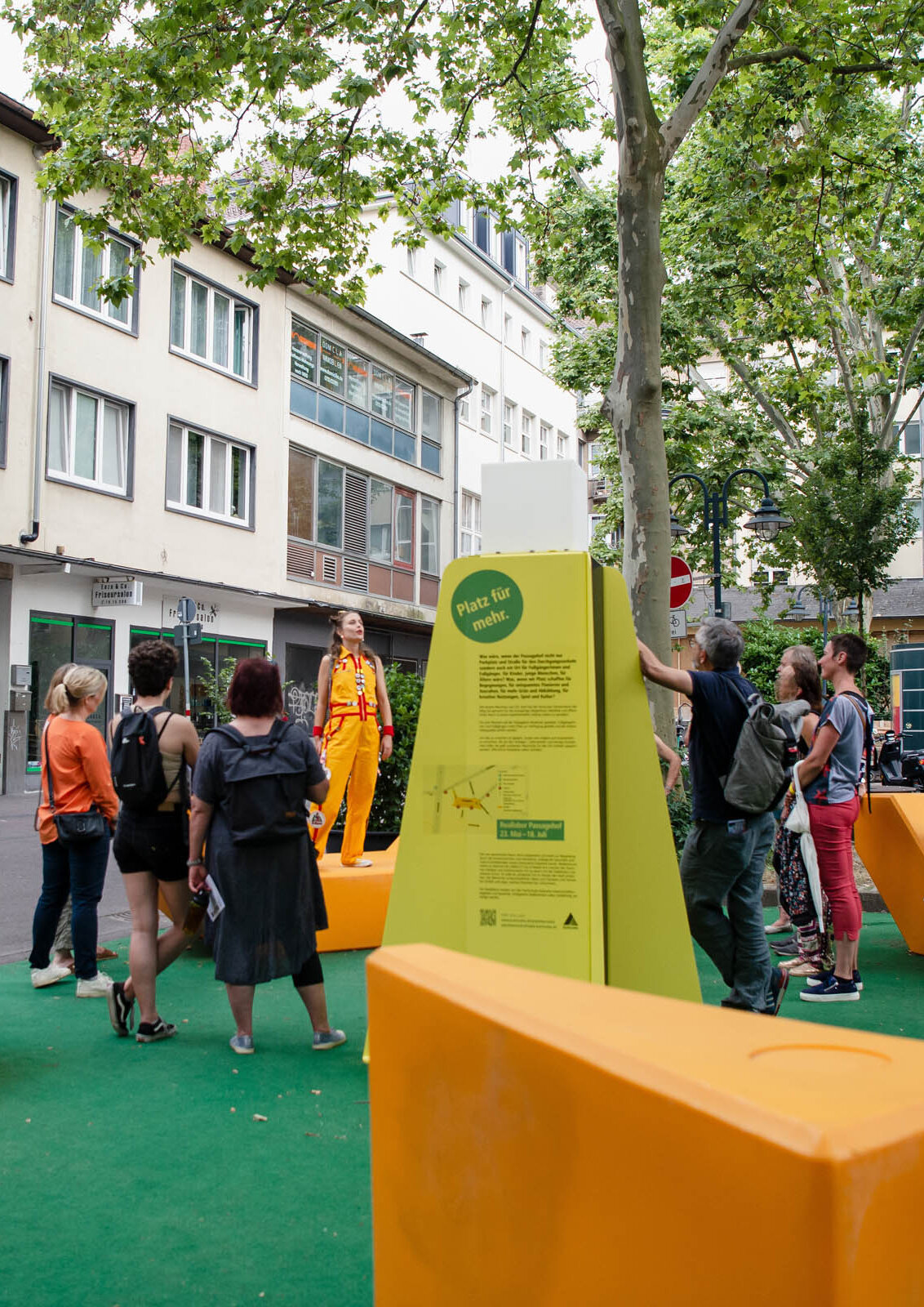 Theaterperformance bei der Stele