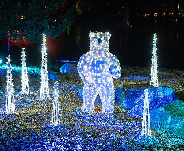 Beleuchtete Eisbärenskulptur im Zoo bei Nacht während der Aktion "Christmas Garden"