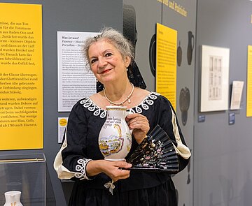 Helene Seifert steht im Kostüm im Pfinzgaumuseum
