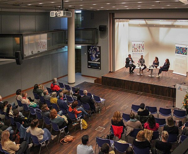 Diskutierten über Herausforderungen und Chancen beim Thema Integration (von links nach rechts): Prof. Andreas Wüst (Hochschule München), Abdulselam Aslandur (Anwalt der Antidiskriminierungsstellen in Baden-Württemberg), Moderatorin Meli Uhrig und Prof. Birgit Locher-Finke (Leiterin der Abteilung Integration im Landessozialministerium).