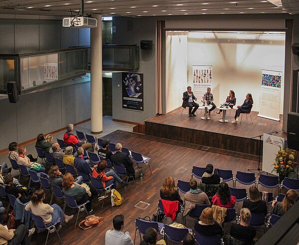 Diskutierten über Herausforderungen und Chancen beim Thema Integration (von links nach rechts): Prof. Andreas Wüst (Hochschule München), Abdulselam Aslandur (Anwalt der Antidiskriminierungsstellen in Baden-Württemberg), Moderatorin Meli Uhrig und Prof. Birgit Locher-Finke (Leiterin der Abteilung Integration im Landessozialministerium).