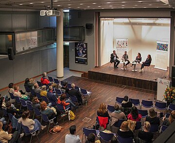 Diskutierten über Herausforderungen und Chancen beim Thema Integration (von links nach rechts): Prof. Andreas Wüst (Hochschule München), Abdulselam Aslandur (Anwalt der Antidiskriminierungsstellen in Baden-Württemberg), Moderatorin Meli Uhrig und Prof. Birgit Locher-Finke (Leiterin der Abteilung Integration im Landessozialministerium).