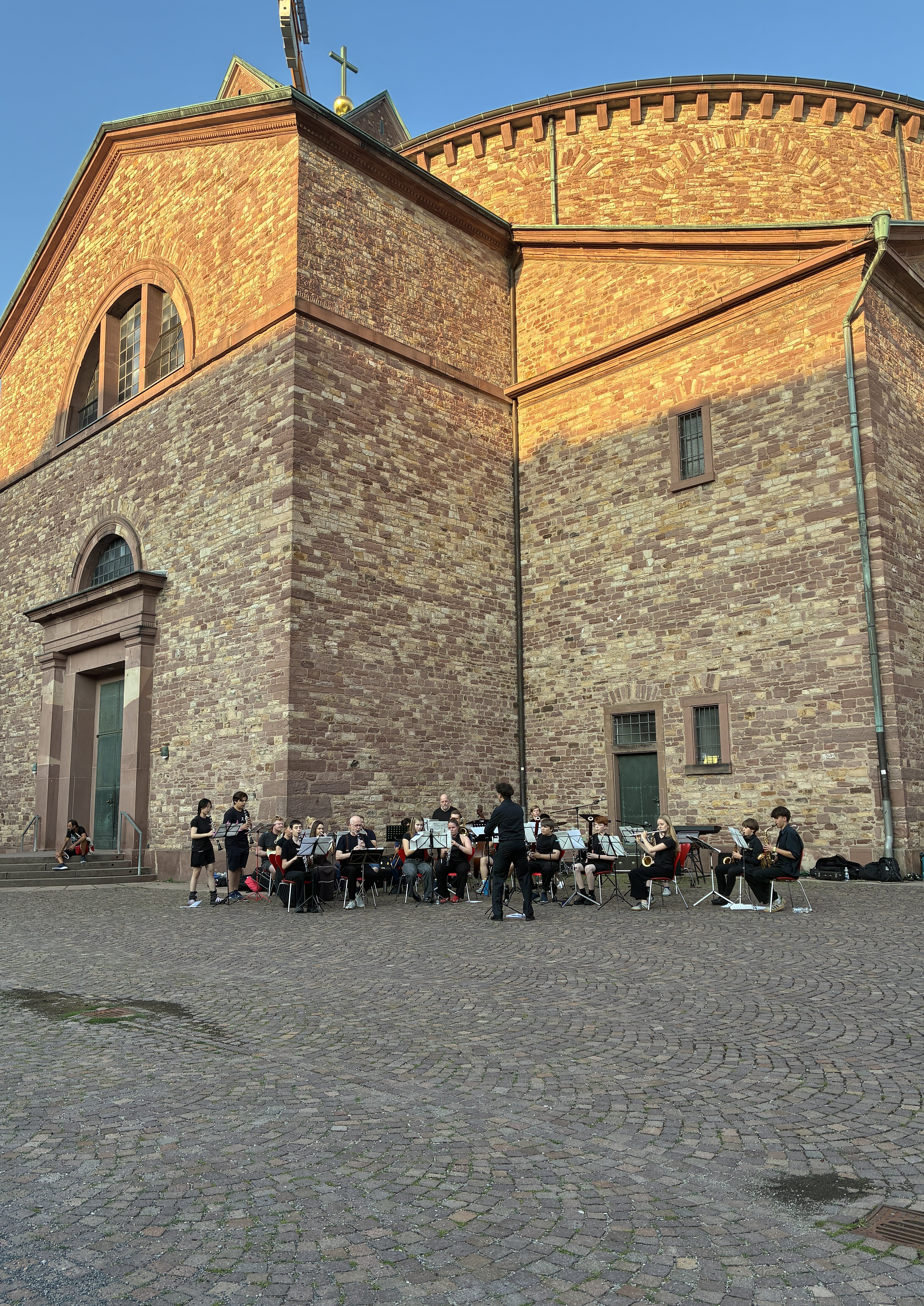 Die Bläserphilharmonie spielt vor der St. Stephan-Kirche.