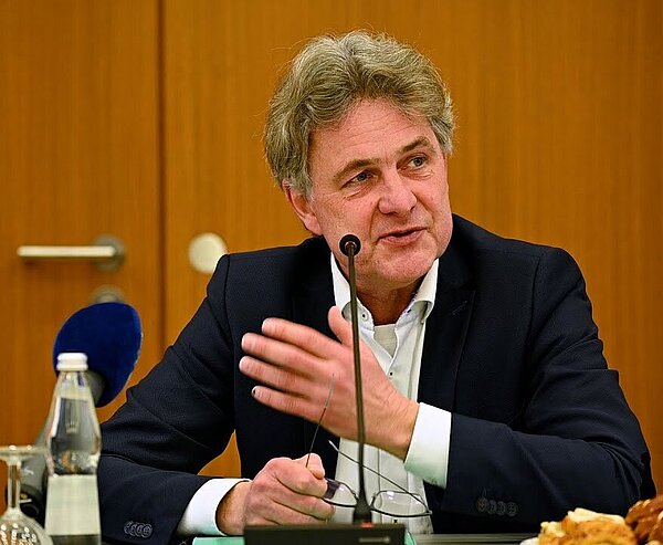 Es gelte, den Blick nach vorne zu richten, Herausforderungen anzugehen und soziales Miteinander als Grundlage zu betrachten, so OB Mentrup im Jahrespressegespräch.