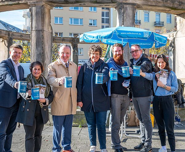 Sammelten am Mittwoch für die Deutsche Kriegsgräberfürsorge e.V. (v. l.): Robin Axtmann vom Stadtamt Durlach, Stadträtin Dr. Rahsan Dogan, Bürgermeister Dr. Albert Käuflein, Regierungspräsidentin Sylvia M. Felder, der katholische Stadtdekan Markus Miles, Stadtrat Fabian Gaukel und die Bundestagsabgeordnete Dr. Zoe Mayer.