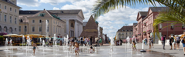 Marktplatz mit Wasserspielen, Rathaus und Evangelischer Stadtkirche
