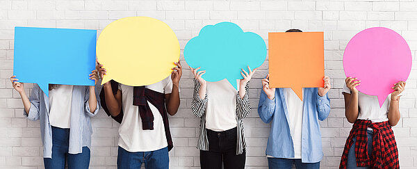 Teenager halten Sprechblasen mit Platz für Text.