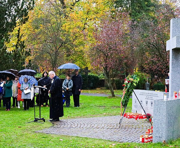 Bürgermeisterin Bettina Lisbach nahm an der Kranzniederlegung am Vertriebenenkreuz teil.
