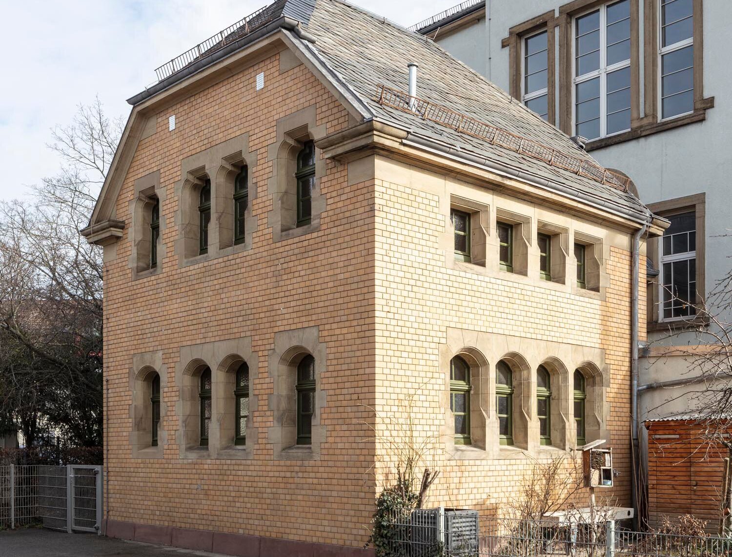 Die Eckansicht zeigt die Ästhetik der Fassade