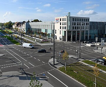 Blick vom K-Punkt auf das Einkaufszentrum Ettlinger Tor und die Kreuzung Kriegsstraße / Ettlinger Straße