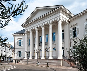 Außenansicht des weiß getünchten und  frisch sanierten ´Markgräflichen Palais