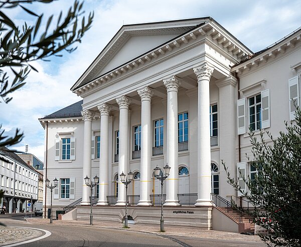 Außenansicht des weiß getünchten und  frisch sanierten ´Markgräflichen Palais