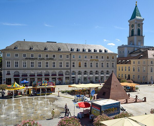 Ansicht des Marktplatzes von oben bei gutem Wetter mit Blick Richtung Südosten