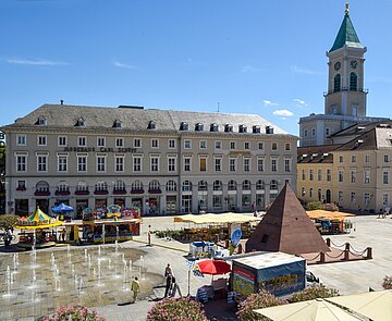 Ansicht des Marktplatzes von oben bei gutem Wetter mit Blick Richtung Südosten