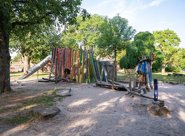 Klettergerüst mit Rutsche auf dem Spielplatz Ostendstraße in der Karlsruher Oststadt