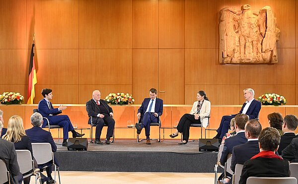 Das 23. Karlsruher Verfassungsgespräch fand erneut im Sitzungssaal des Bundesverfassungsgerichts statt. 