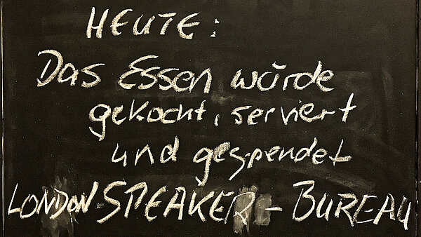 Das Bild zeigt ein Schild, wer im SozialTreff 88 gekocht hat.