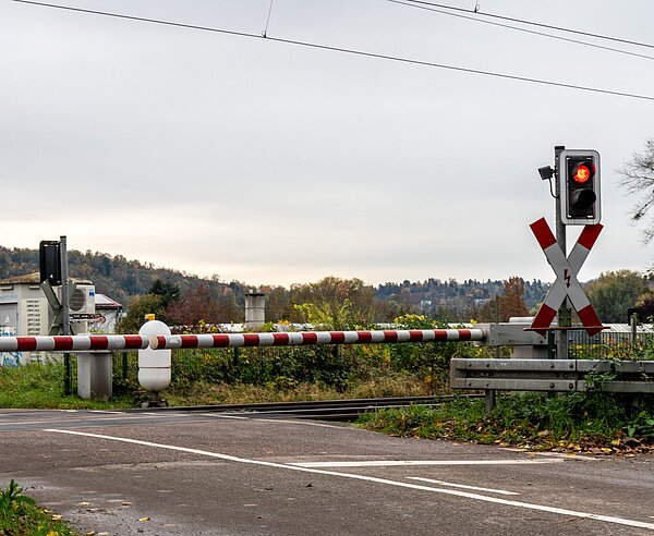 Bahnübergang in dörflicher Umgebung