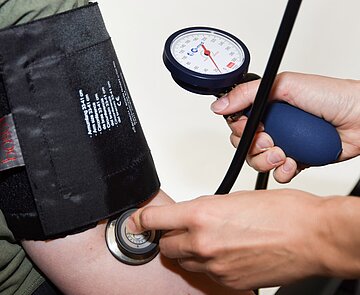 Der Blutdruck einer Patientin wird beim ärztlicher Dienst der Stadt Karlsruhe gemessen