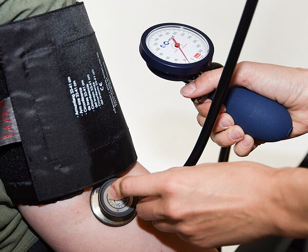 Der Blutdruck einer Patientin wird beim ärztlicher Dienst der Stadt Karlsruhe gemessen