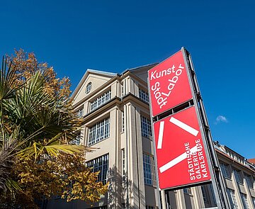 Außenansicht der Städtische Galerie Karlsruhe mit großem Logoschild
