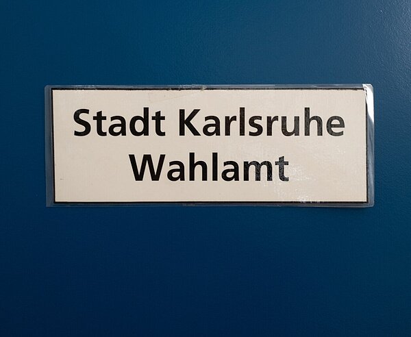 Schild "Stadt Karlsruhe Wahlamt"