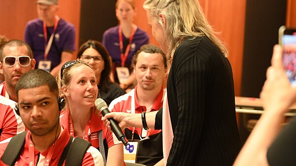 Athletin Anja Van Helden (Leichtathletik) wird im Bürgersaal interviewt