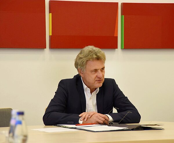 OB Mentrup sitzt an Tisch und spricht.