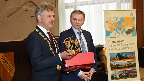 OB Mentrup überreicht ein Modell der Laufmaschine von Karl Drais seinem Amtskollegen Serhii Morhunov