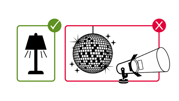 Piktogramm Keine hellen Lichtquellen (Scheinwerfer, Flutlichtstrahler, Disco- oder Partylicht, Blinklicht). Nur kleine Leuchten mit schwachem, warmweißem und diffusem Licht.