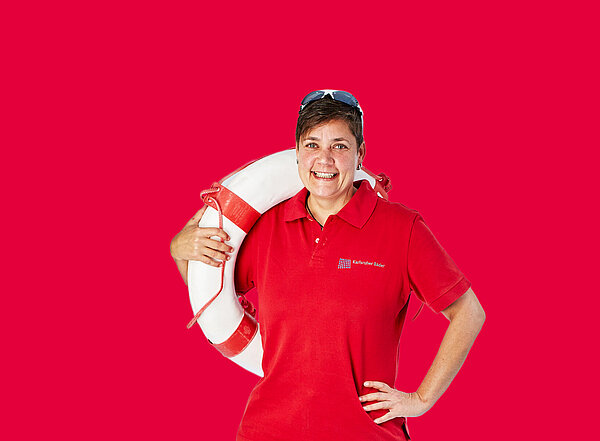 Frau mit Rettungsring in der Hand vor rotem Hintergrund