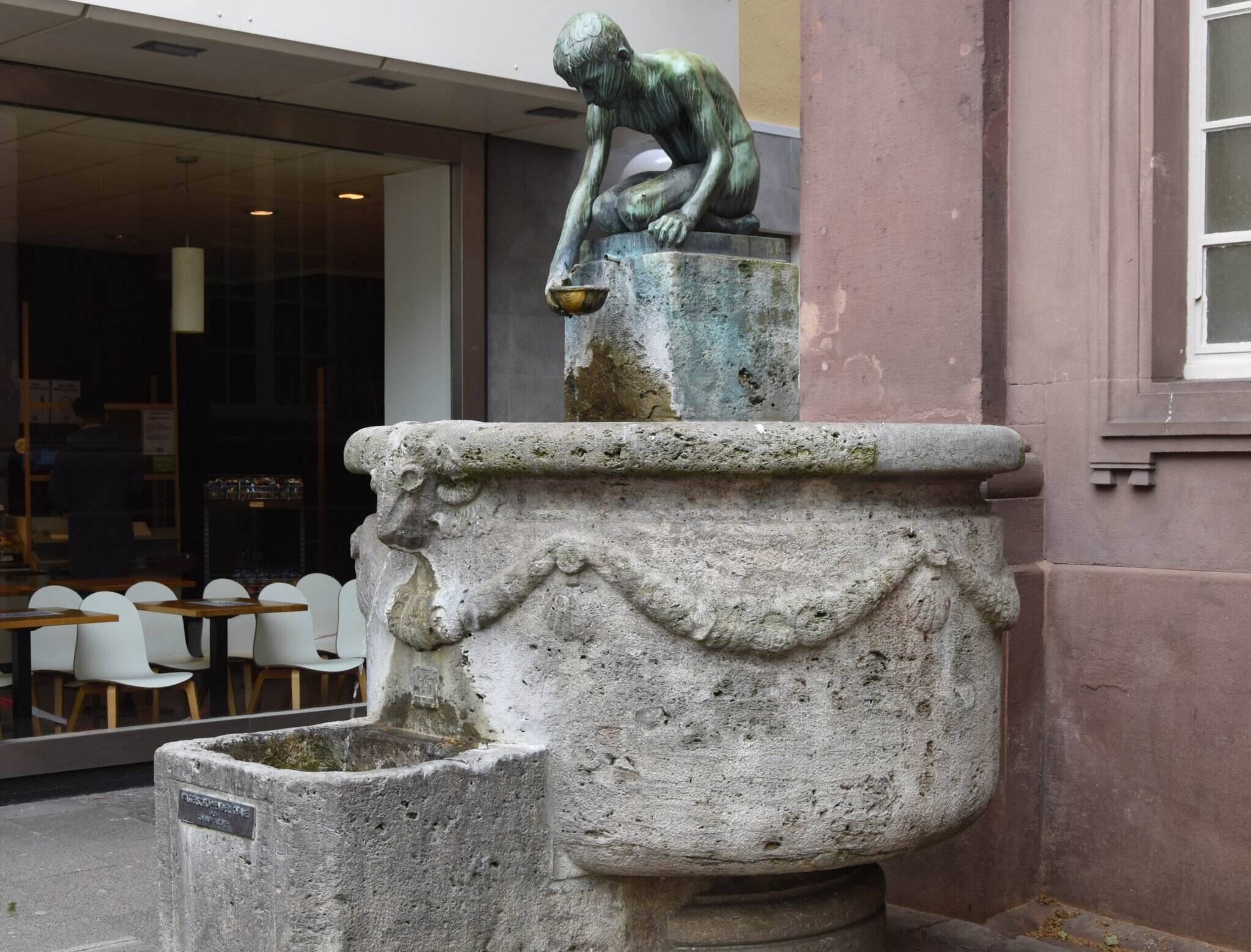 Brunnen vor kleiner  Kirche