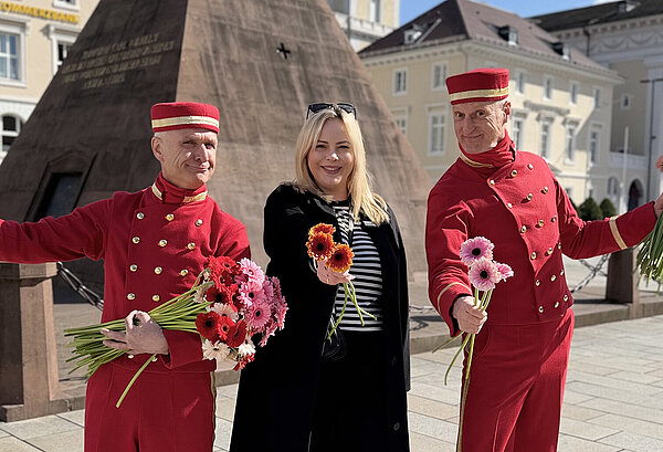 Foto der Blumen-Verteilung im Rahmen des Baustellenmarketings zur Neugestaltung der Kaiserstraße.