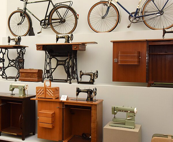 Die  Ausstellung im Pfinzgaumuseum zeigt Produkte der Nähmaschinenfabrik Gritzner, die zeitweise auch Zweiräder herstellte.