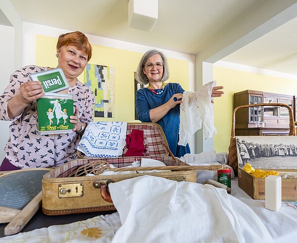 Susanne Krauthauser und Eva Unterburg mit dem „Museum im Koffer“ des Pfinzgaumuseums