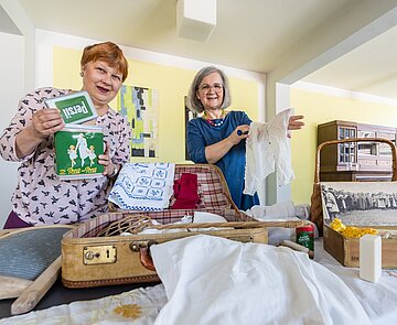 Susanne Krauthauser und Eva Unterburg mit dem „Museum im Koffer“ des Pfinzgaumuseums