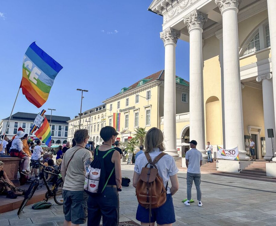 Menschen vor der Stadtkirche