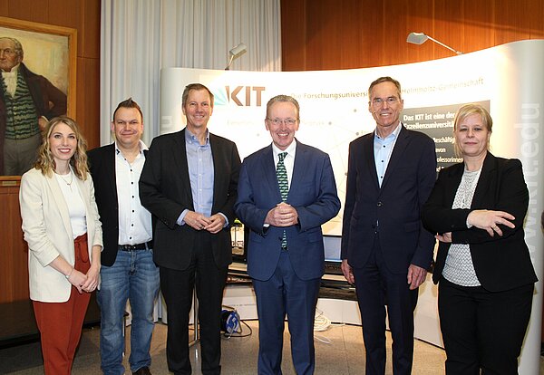 Bürgermeister Dr. Albert Käuflein (links) mit den Rednerinnen und Rednern der Veranstaltung "KIT im Rathaus" im Januar 2024.