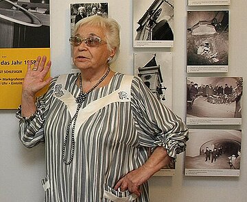 Die Fotografin Lilo Schlesiger bei einem Besuch im Stadtarchiv im Jahr 2008