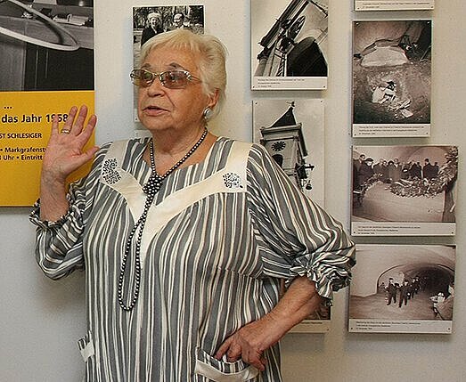 Die Fotografin Lilo Schlesiger bei einem Besuch im Stadtarchiv im Jahr 2008