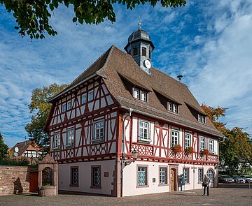 Rathaus bei Sonnenschein im Herbst