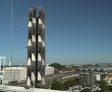 Warnsirene vor blauem Himmel.