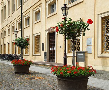 Der Eingang der Stadtteilbibliothek Durlach in der Karlsburg von vorne.