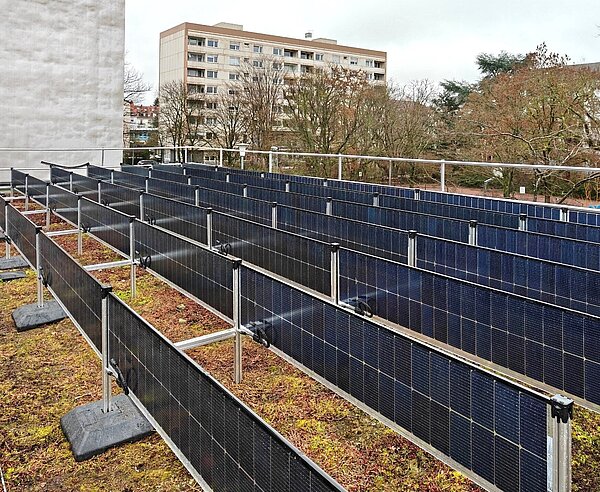 Neue Wege beschreiten: Eine vertikale PV-Anlage, wie sie hier auf dem Dach der Kita Welfenstraße installiert wurde, bringt einige Vorteile mit sich.
