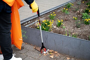 Personen mit Signalweste beim Müll aufsammeln im Rahmen der Dreck weg Wochen